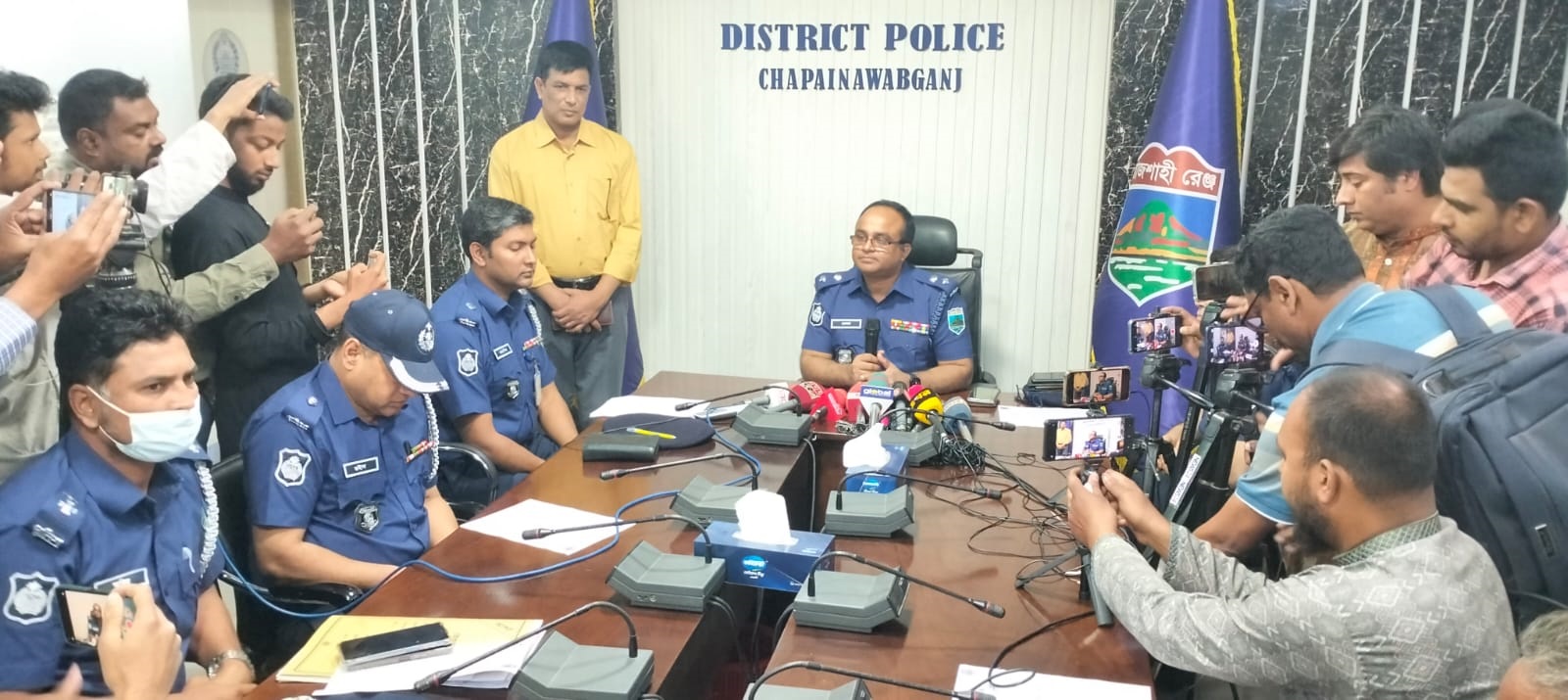 চাঁপাইনবাবগঞ্জে ডাকাতির ঘটনার ৬ আসামী গ্রেফতার ও মালামাল উদ্ধার-পুলিশ সুপারের প্রেসব্রিফিং