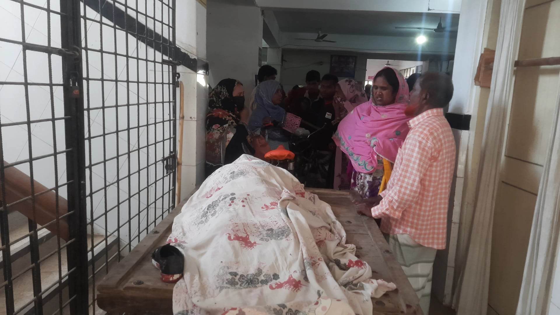 গোমস্তাপুরে ট্রাক চাপায় মোটরসাইকেল আরোহীর মৃত্যু