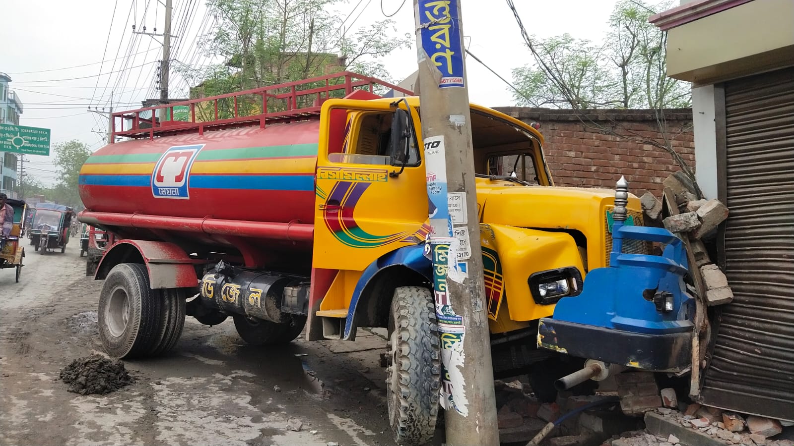 চাঁপাইনবাবগঞ্জে ট্যাংক লরি ঢুকলো বাড়িতে