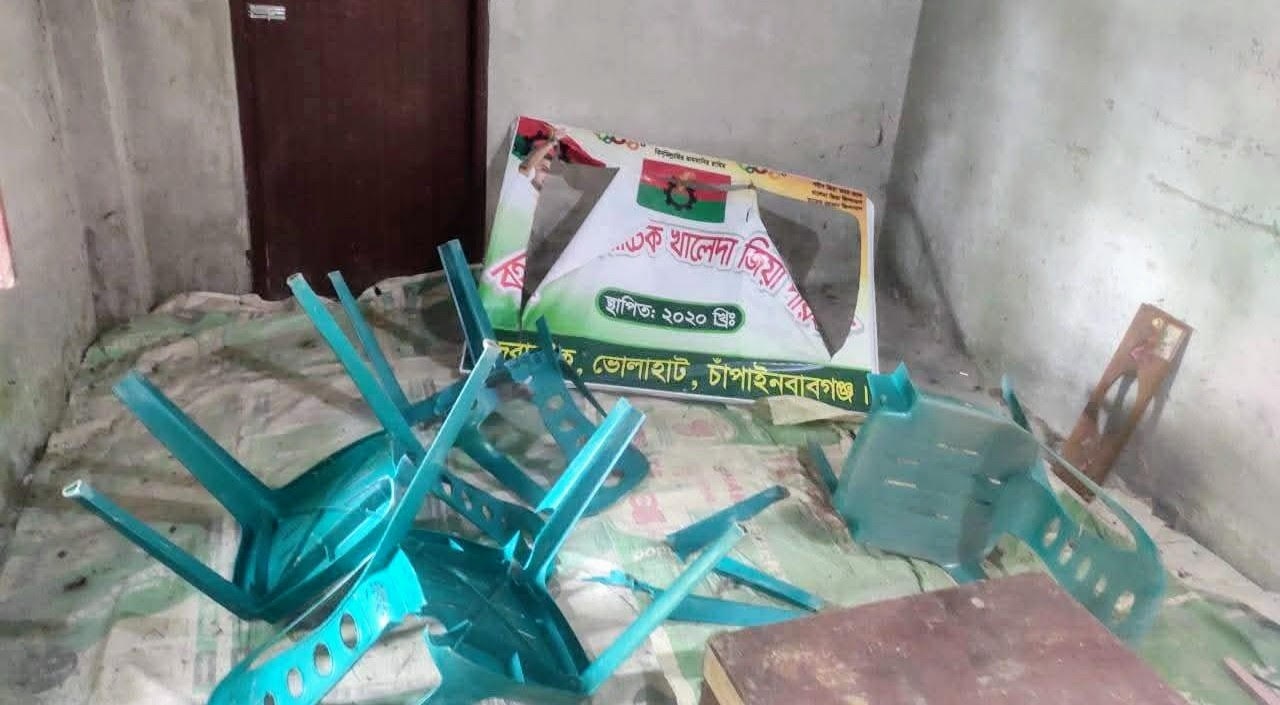 ভোলাহাটে বিএনপি কার্যালয়ে সন্ত্রাসী তাণ্ডব! থানায় মামলা
