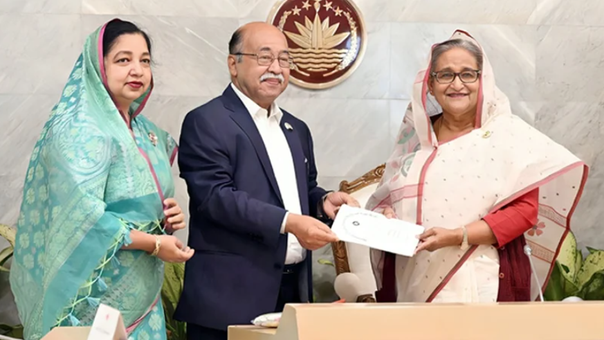 প্রধানমন্ত্রীর কাছে ৩ পণ্যের জিআই সনদ হস্তান্তর