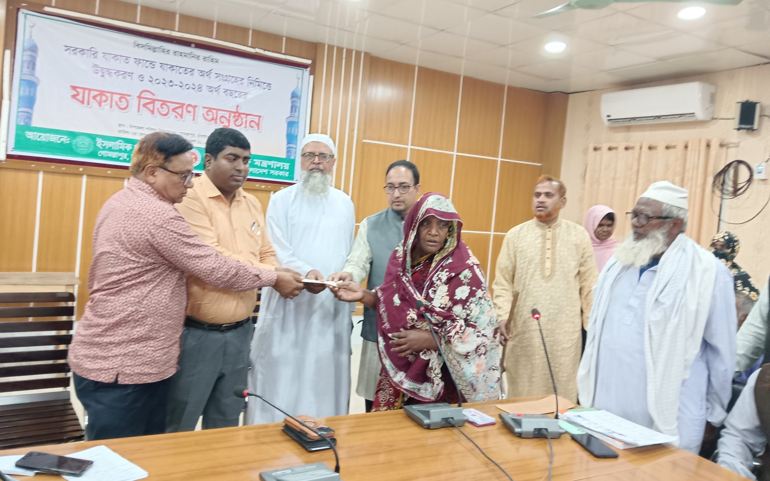 গোমস্তাপুরে যাকাতের চেক বিতরণ’