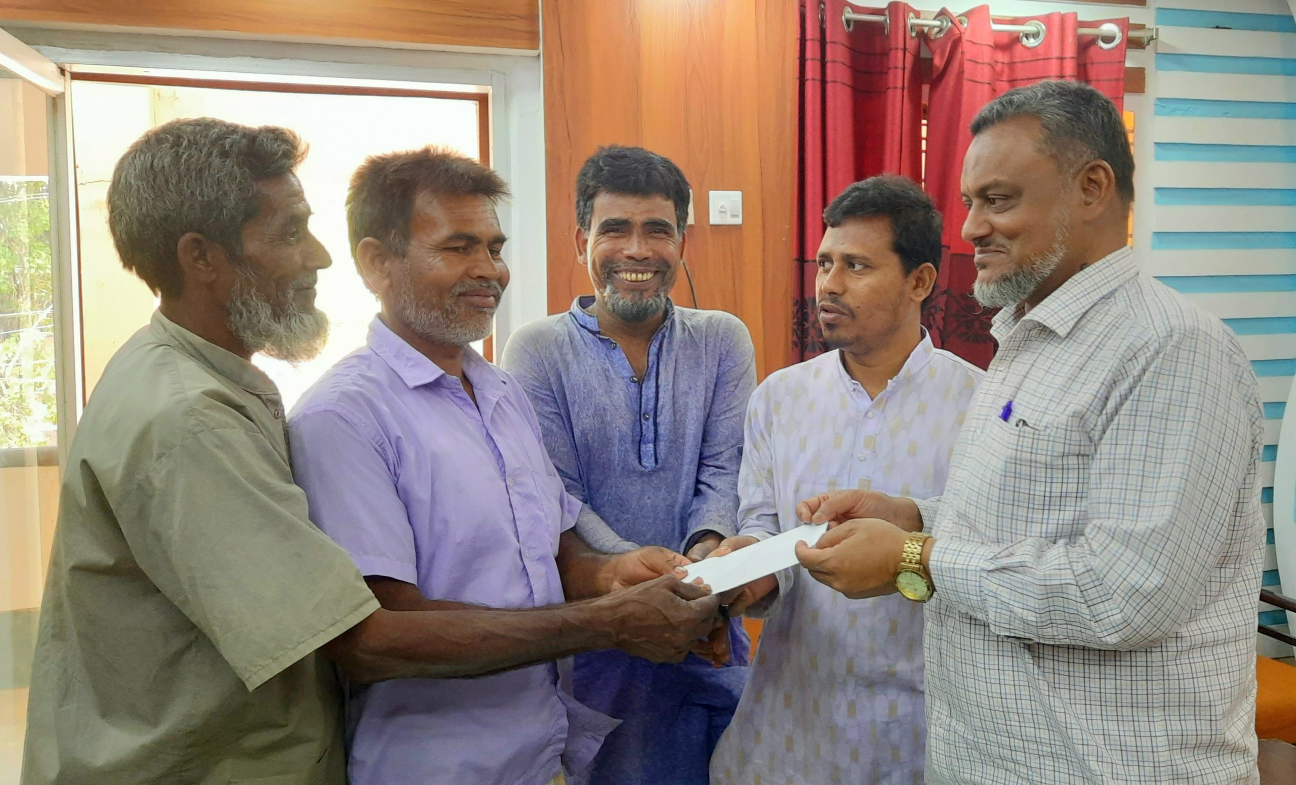 পোরশার ছয়ঘাটি মসজিদে উপজেলা চেয়ারম্যানের অনুদান প্রদান