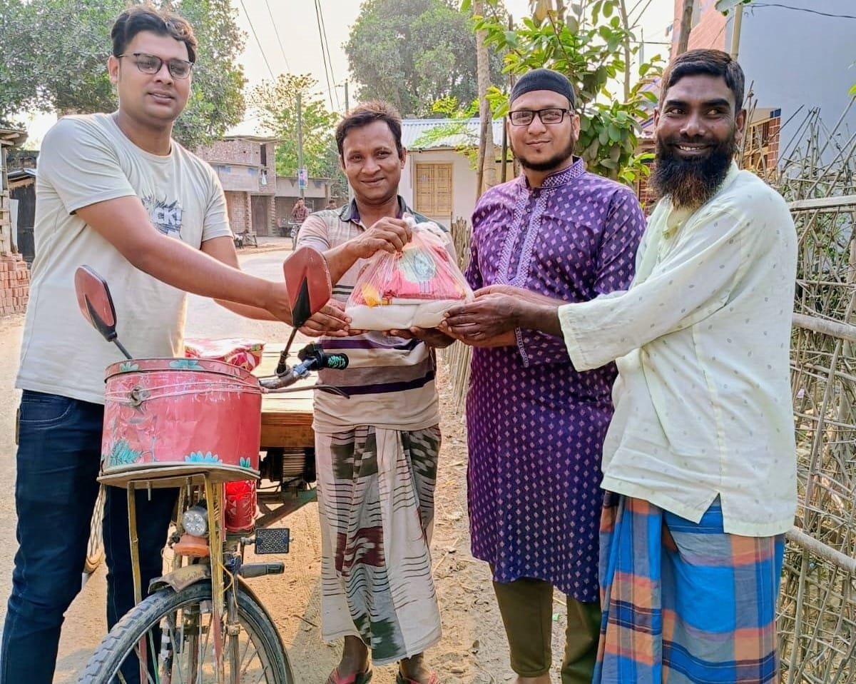 ভোলাহাটে রুবেল আহমেদের ঈদ উপহার সামগ্রী বিতরণ
