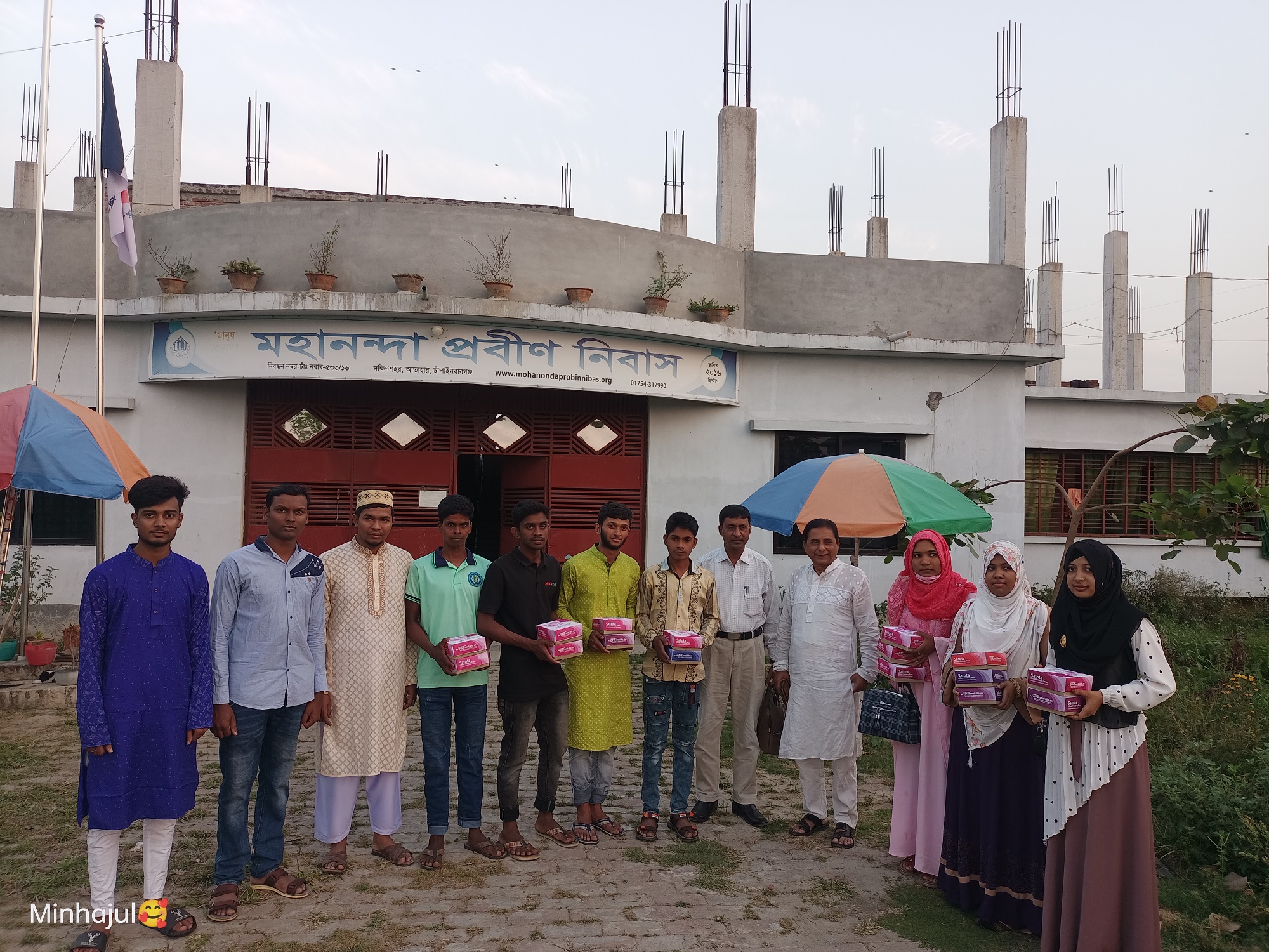 বেটার চাঁপাইনবাবগঞ্জ হেল্পলাইন’র প্রবীনদের নিয়ে ইফতার ও খাবার প্রদান