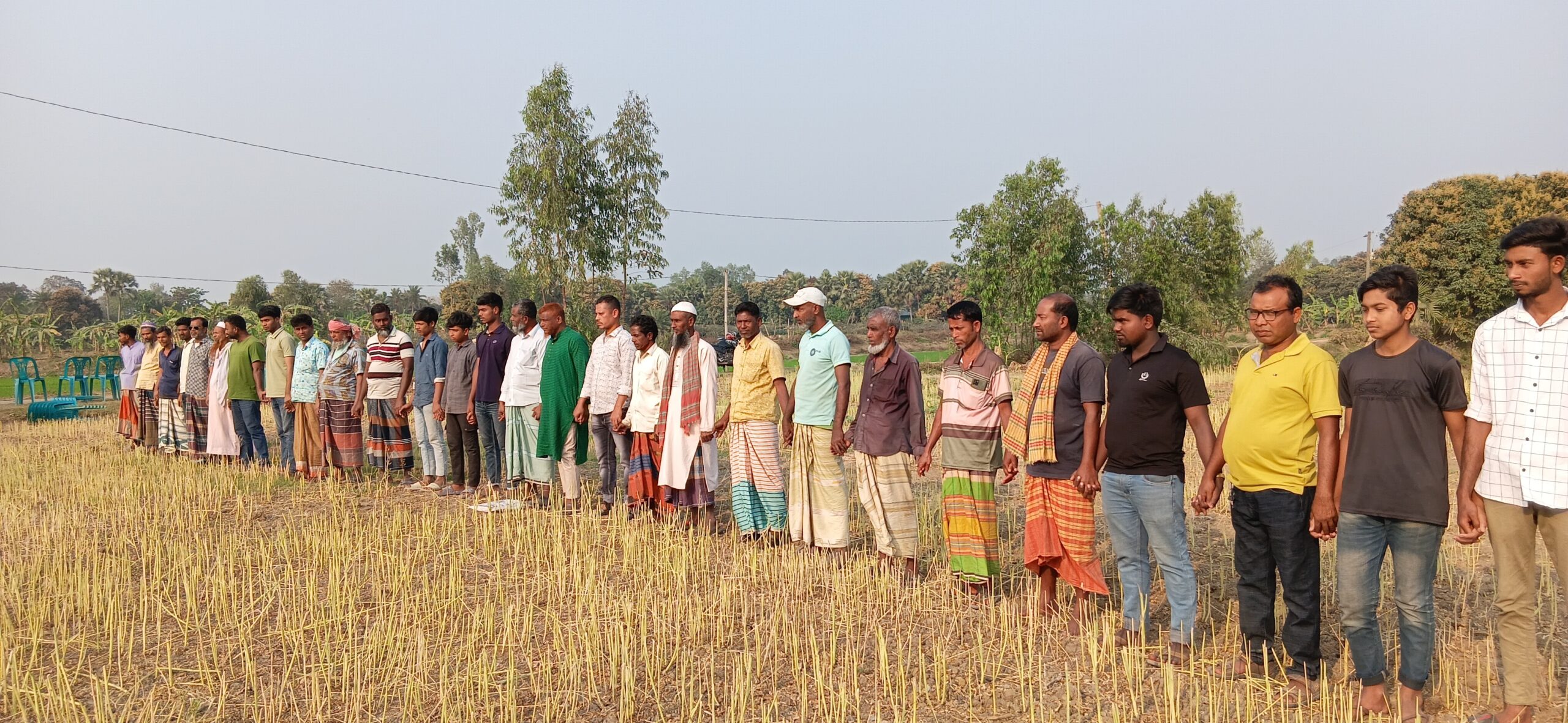 সিংড়ায় কৃষকের জমির সরিষা কেটে নেওয়ার প্রতিবাদে মানববন্ধন