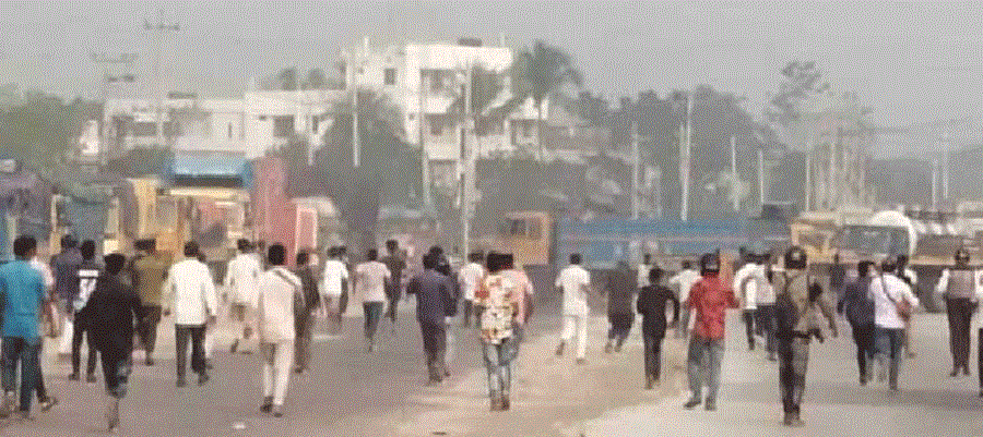বগুড়ায় ট্রাক-কাভার্ডভ্যান ভাঙচুর ॥ ককটেল বিস্ফোরণ