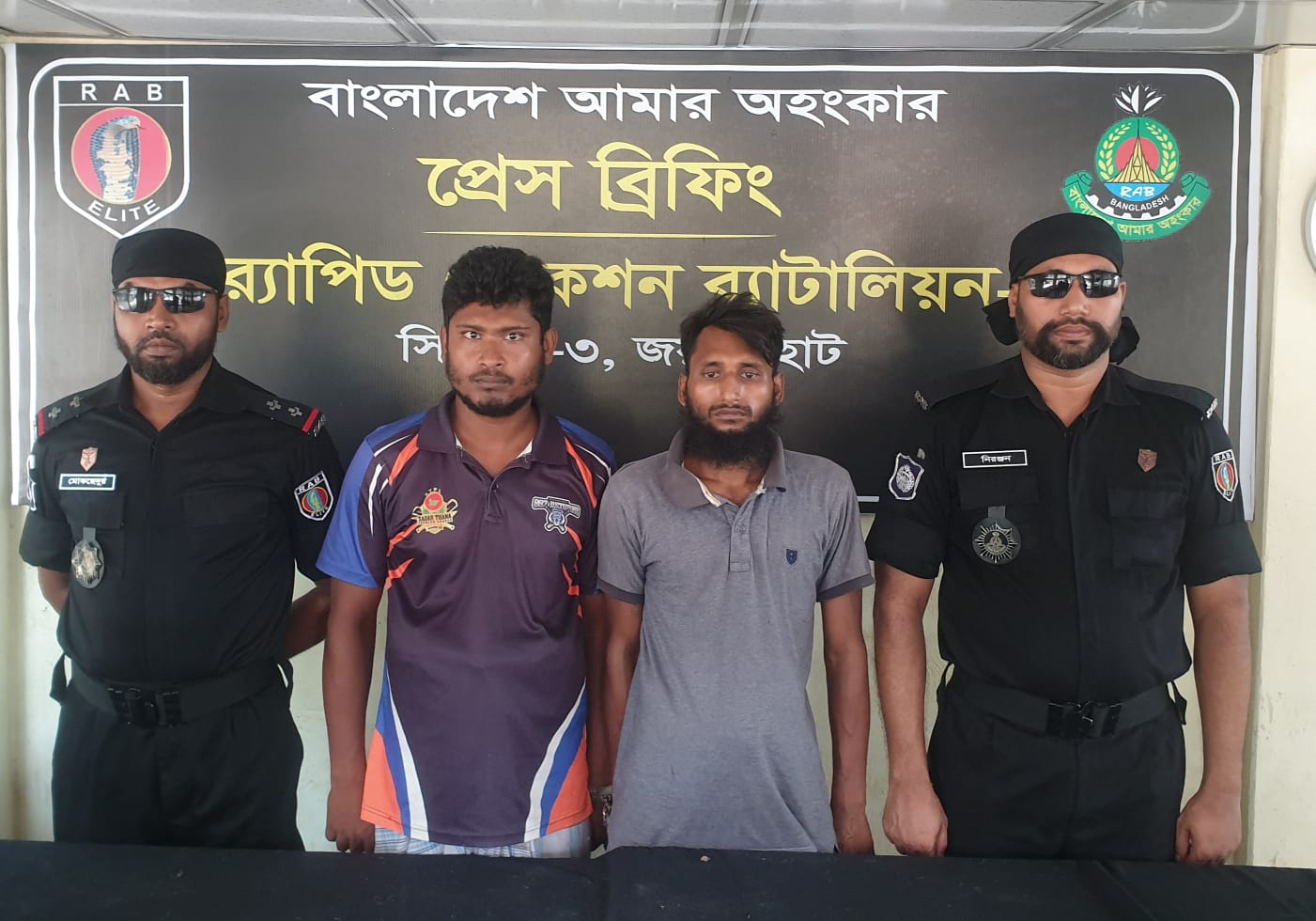 ছাত্রাবাসের আড়ালে গাঁজার গোডাউন ॥ র‌্যাবের হাতে মূলহোতাসহ দু’জন গ্রেফতার