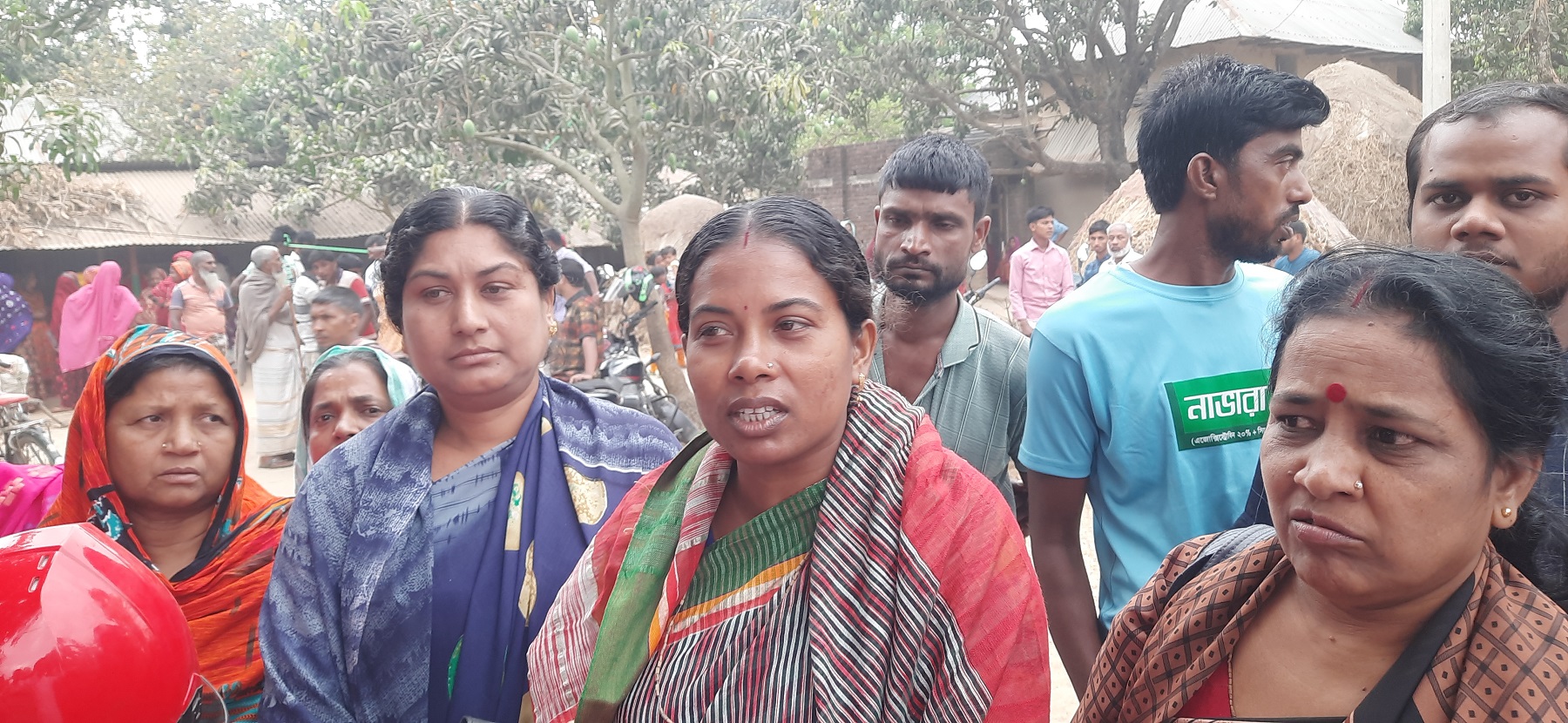 পোরশায় সঞ্চয়ের টাকা ফেরতের দাবিতে এনজিও সাঁকোর পরিচালকের বাড়ি ঘেরাও