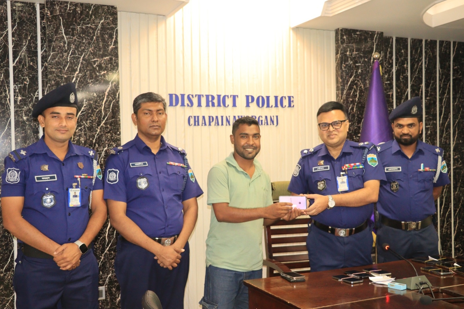 চাঁপাইনবাবগঞ্জে উদ্ধার হওয়া ১৪টি মোবাইল ফোন মালিকের কাছে হস্তান্তর