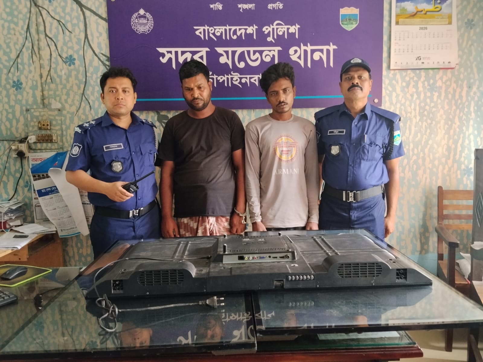 চাঁপাইনবাবগঞ্জে স্কুলের চুরি হওয়া ৩টি স্মার্ট টিভি উদ্ধার ॥ গ্রেফতার ২