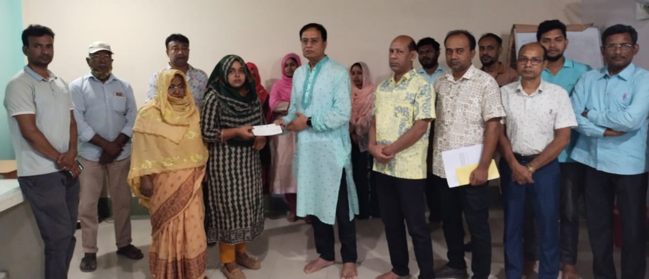 শিশু শামিয়ার পাশে চাঁপাইনবাবগঞ্জের প্রয়াস কর্মীরা