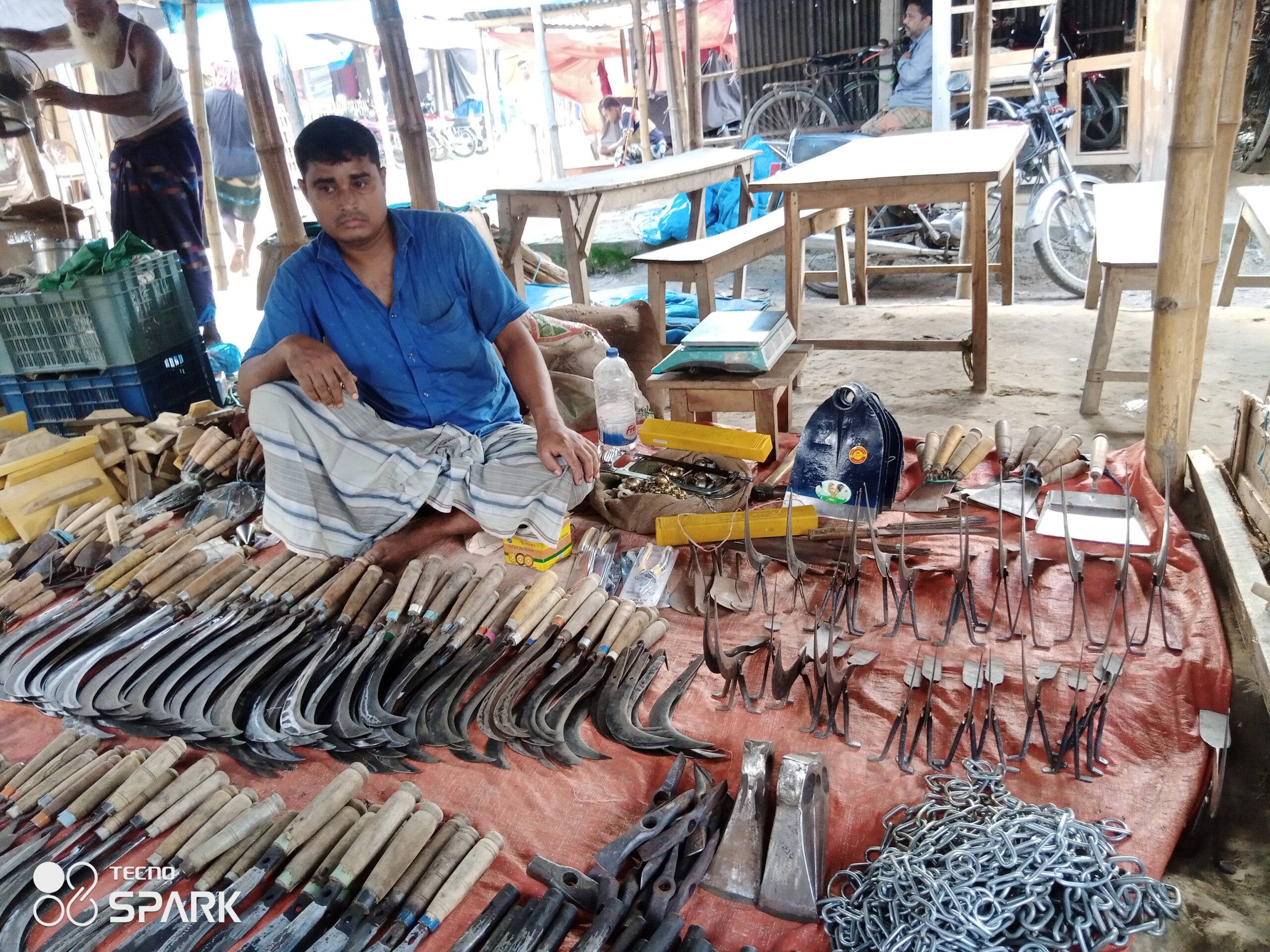 গ্রামীণ লোহা ও কৃষিযন্ত্র বিক্রেতাদের মন্দাভাব চাঁপাইনবাবগঞ্জে