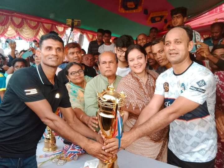 লালপুরে লাভলী ফাউন্ডেশনের উদ্যোগে প্রীতি ফুটবল ম্যাচ