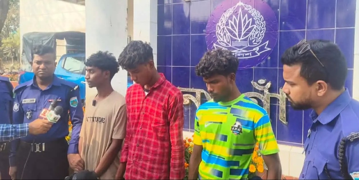 নিয়ামতপুরে বিয়েবাড়ি থেকে তরুণীকে ডেকে নিয়ে সংঘবদ্ধ ধর্ষণ ॥ আটক-৩