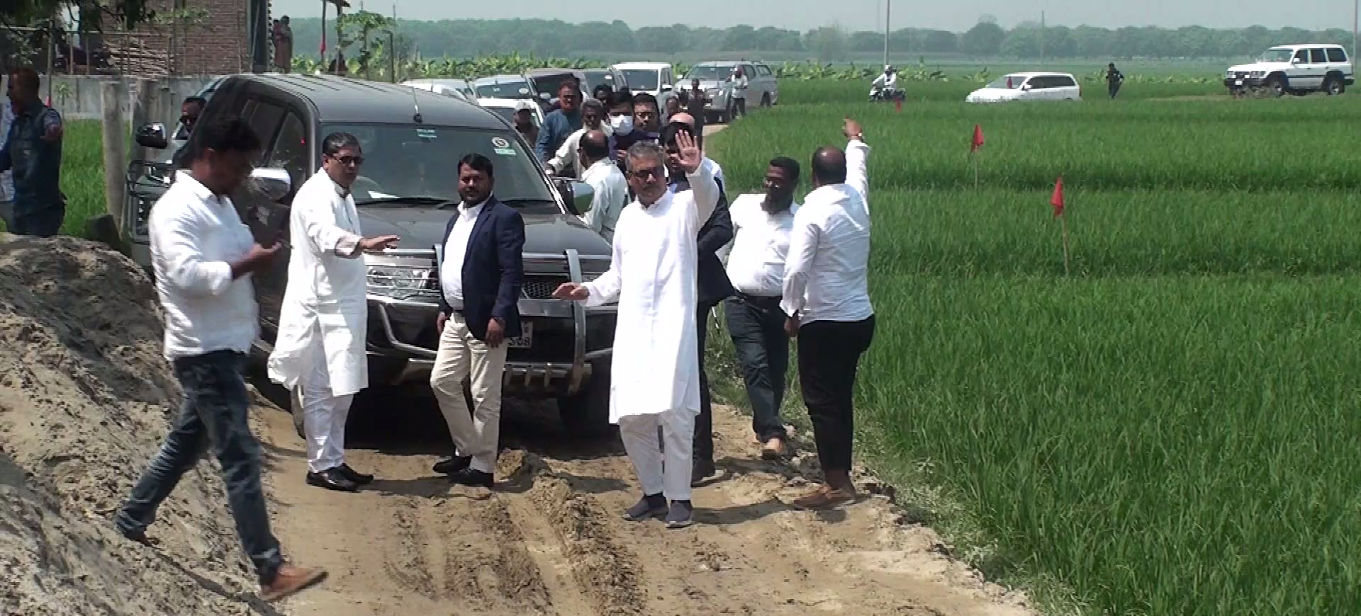 প্রধানমন্ত্রীর নির্দেশনা-চাঁপাইনবাবগঞ্জের শাহজাহানপুরে নির্মাণাধীন ব্রীজ পরিদর্শনে এলজিআরডি প্রতিমন্ত্রী