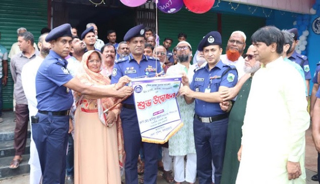 জয়পুরহাটে পুলিশ প্লাজা গ্রিন মার্কেটের শুভ উদ্বোধনে ডিআইজি আনিসুর রহমান
