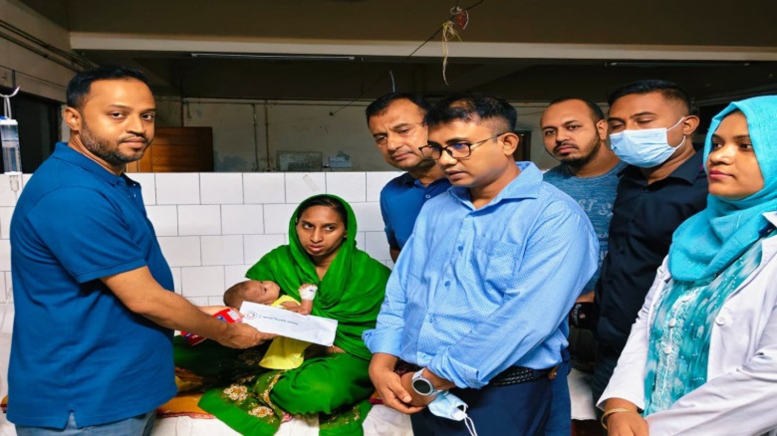 হামে আক্রান্ত শিশু নূর নাহারের পাশে ডা. জুবাইদা রহমান