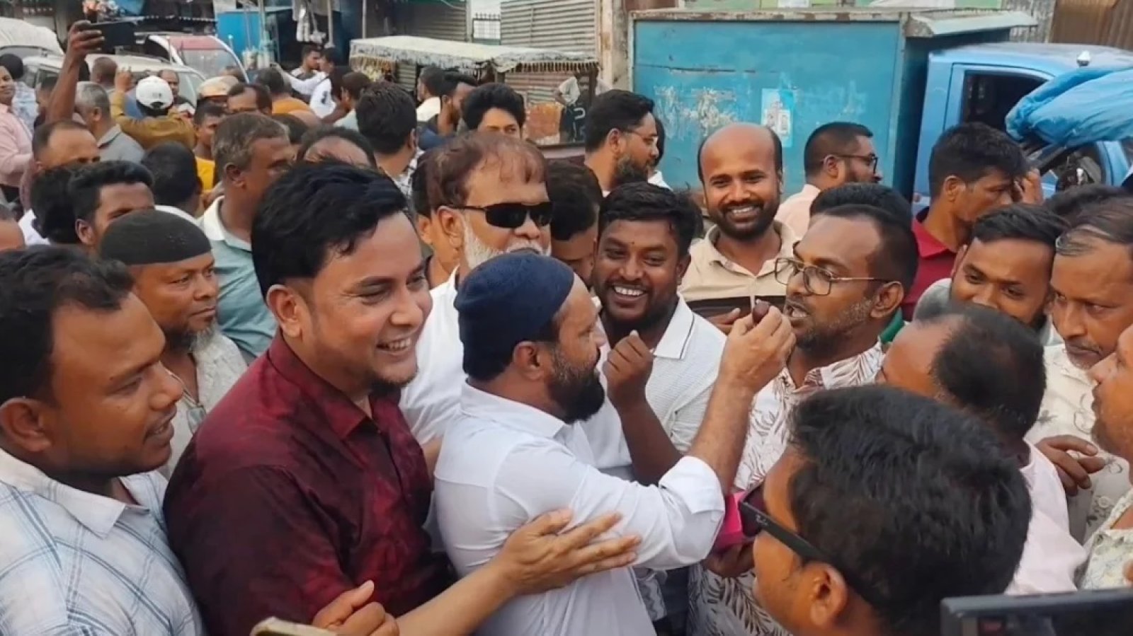 মির্জা ফখরুল রাষ্ট্রপতি নির্বাচিত ॥ ঠাকুরগাঁওয়ে উল্লাস ও মিষ্টি বিতরণ