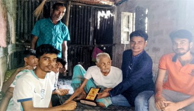 নবীগঞ্জে শতবর্ষী ও চিরকুমার মুকুন্দ চন্দ্র দাসকে সম্মাননা স্মারক প্রদান