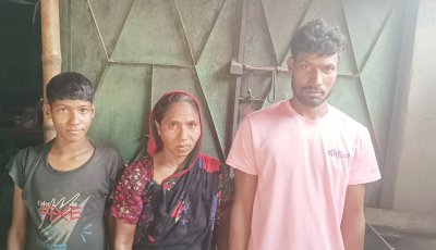 নিয়ামতপুরে প্রতিবন্ধী ৪ সন্তানকে নিয়ে এক মায়ের জীবন যুদ্ধ