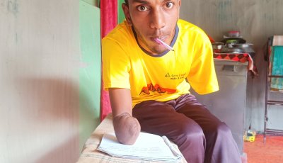 নিয়ামতপুরে মুখ দিয়ে লিখে দাখিল পাশ-রিয়াদের স্বপ্ন শিক্ষকতা