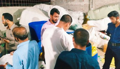 ভেজাল কীটনাশক-সার মজুত ॥ চাঁপাইনবাবগঞ্জে ধরা পড়ল কৃষিবিরোধী চক্র