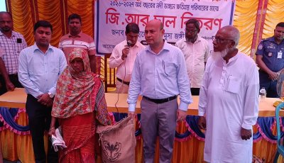 চাঁপাইনবাবগঞ্জে নদীভাঙনে ক্ষতিগ্রস্ত পরিবারের মাঝে চাল বিতরণ