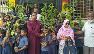 নাটোরে বিএনপি নেতা হাসিনুর’র শিক্ষার্থীদের মাঝে বৃক্ষ চারা বিতরণ