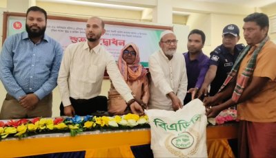 নিয়ামতপুরে প্রান্তিক কৃষকদের মাঝে বিনামূল্যে বীজ ও সার বিতরণ
