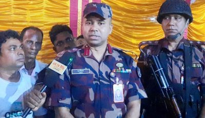পোরশায় বিভিন্ন পূজা মন্ডপ পরিদর্শণে ১৬ বিজিবি অধিনায়ক
