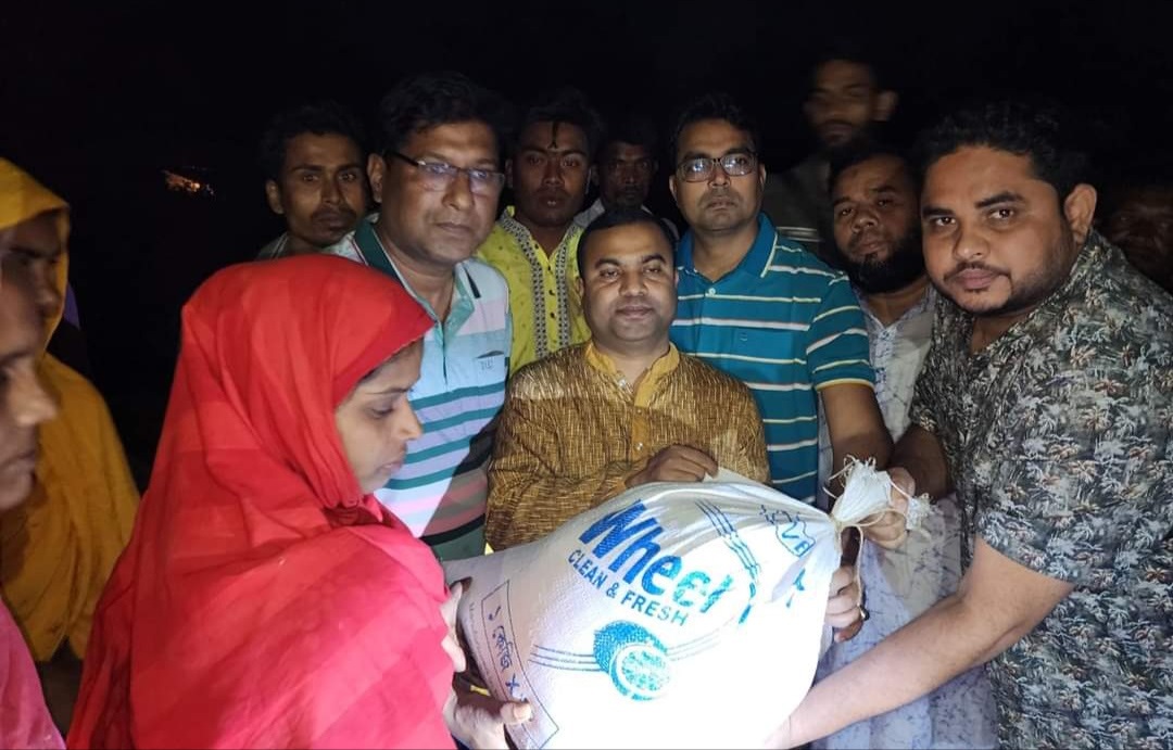 শিবগঞ্জে অগ্নিকাণ্ডে ক্ষতিগ্রস্থ চার পরিবারকে খাদ্যসামগ্রী প্রদান