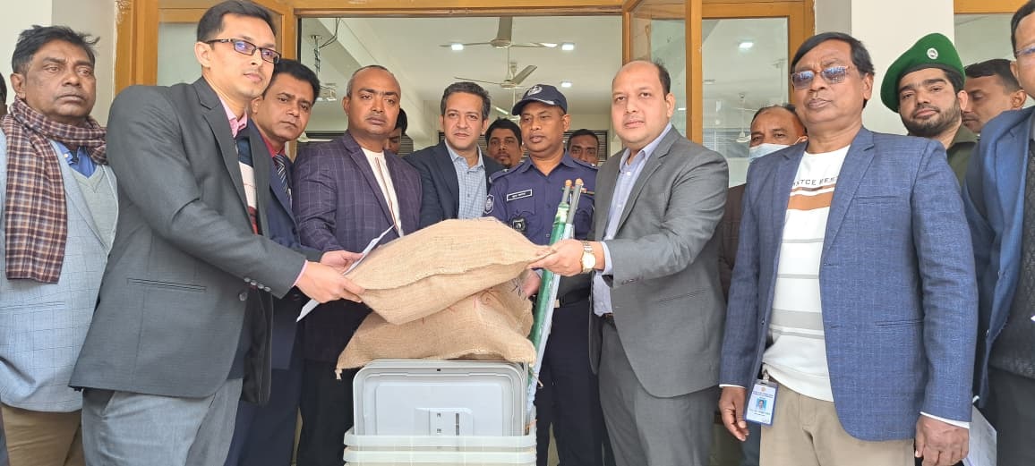 চাঁপাইনবাবগঞ্জের ৩টি সংসদীয় আসনে ভোট গ্রহণের প্রস্তুতি সম্পন্ন-নির্বাচনী সামগ্রী বিতরণ