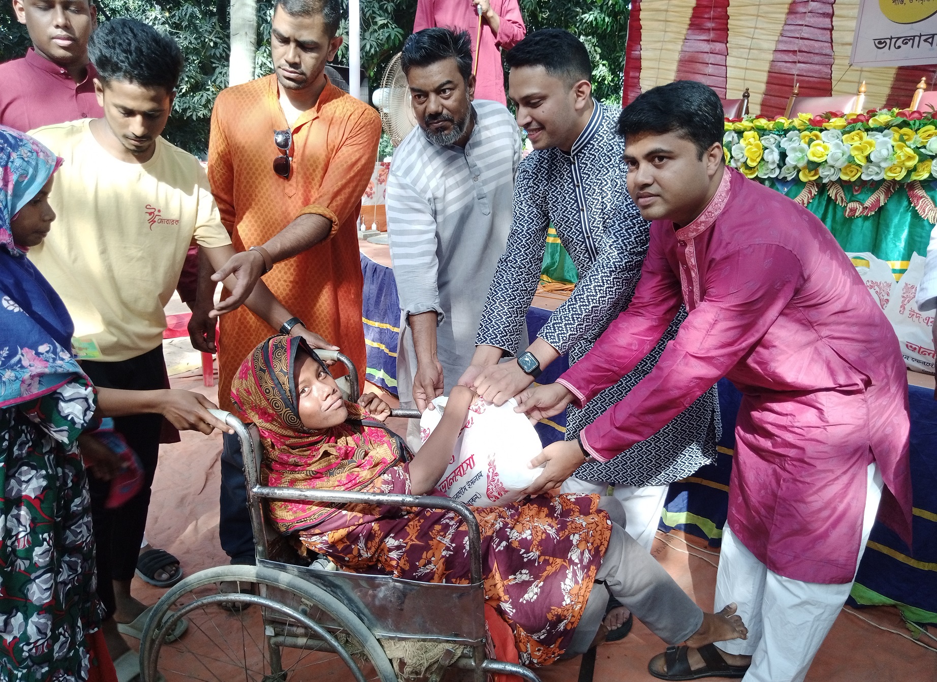 ভোলাহাটে ঈদ উপহার সামগ্রী বিতরণ করলেন ফেরদৌস