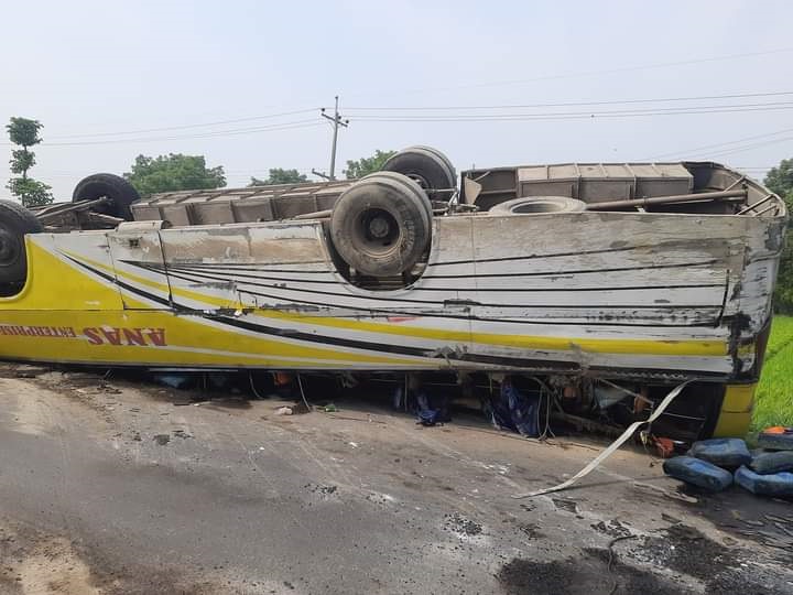 জয়পুরহাটে যাত্রীবাহি বাস উল্টে ২৯ জন যাত্রী আহত