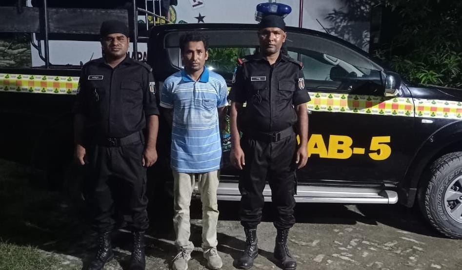 র‌্যাবের হাতে ৭ মামলার পলাতক আসামী গ্রেফতার