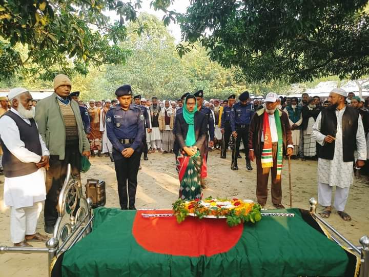 গোমস্তাপুরে রাষ্ট্রীয় মর্যাদায় বীর মুক্তিযোদ্ধা আজাহার হোসেনের দাফন