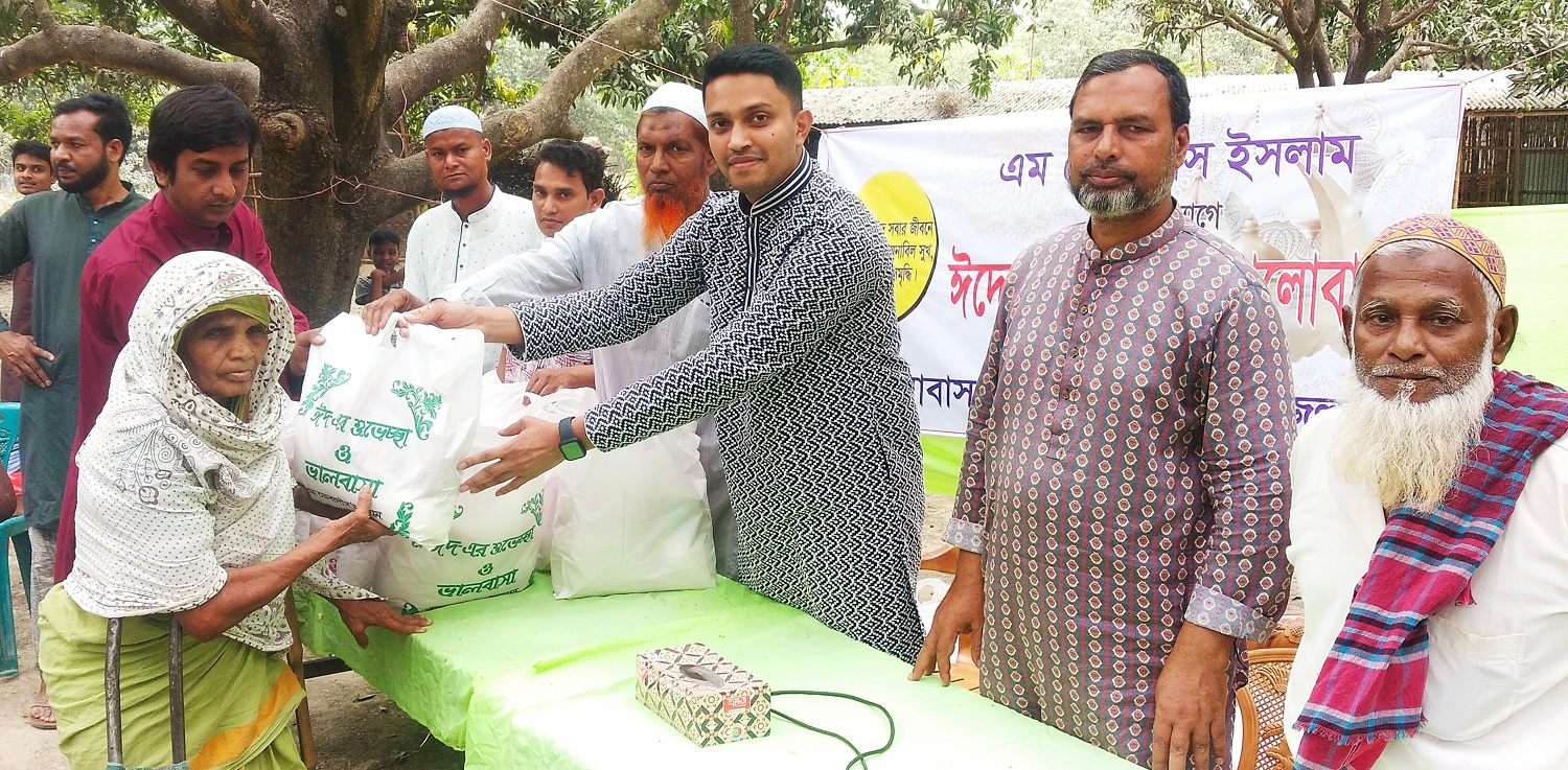 গোমস্তাপুরে ঈদ সামগ্রী বিতরণ
