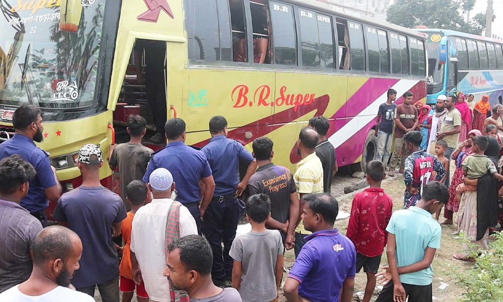 নওগাঁয় গ্যারেজে রাখা বাসের ভেতর মরদেহ