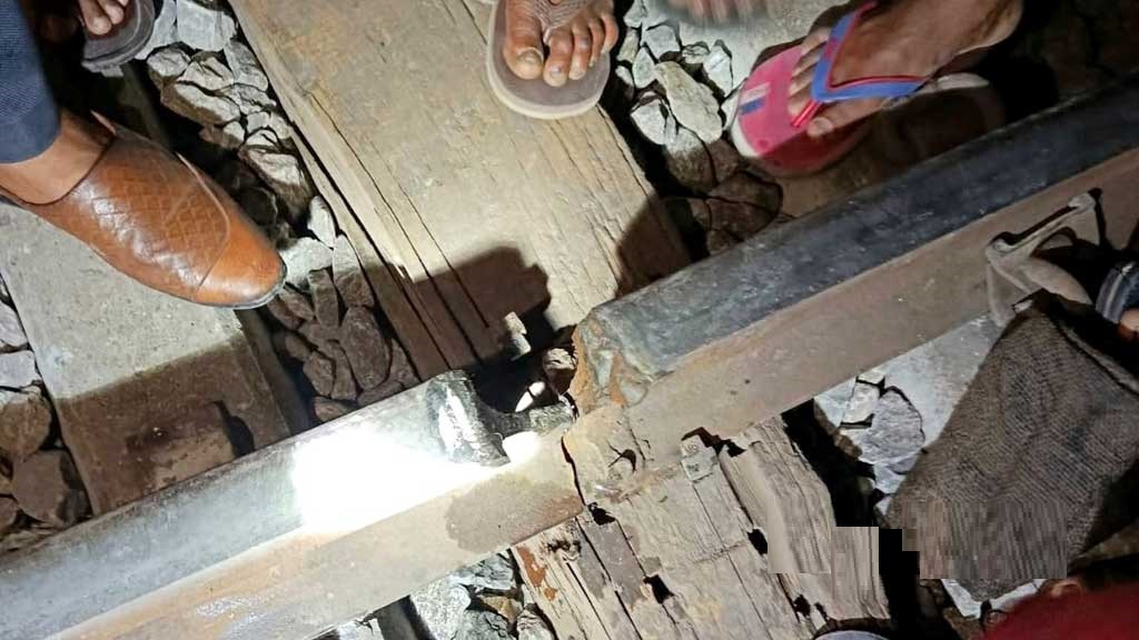 কাটা রেললাইন ॥ এলাকাবাসীর চেস্টায় নীলসাগর এক্সপ্রেস রক্ষা