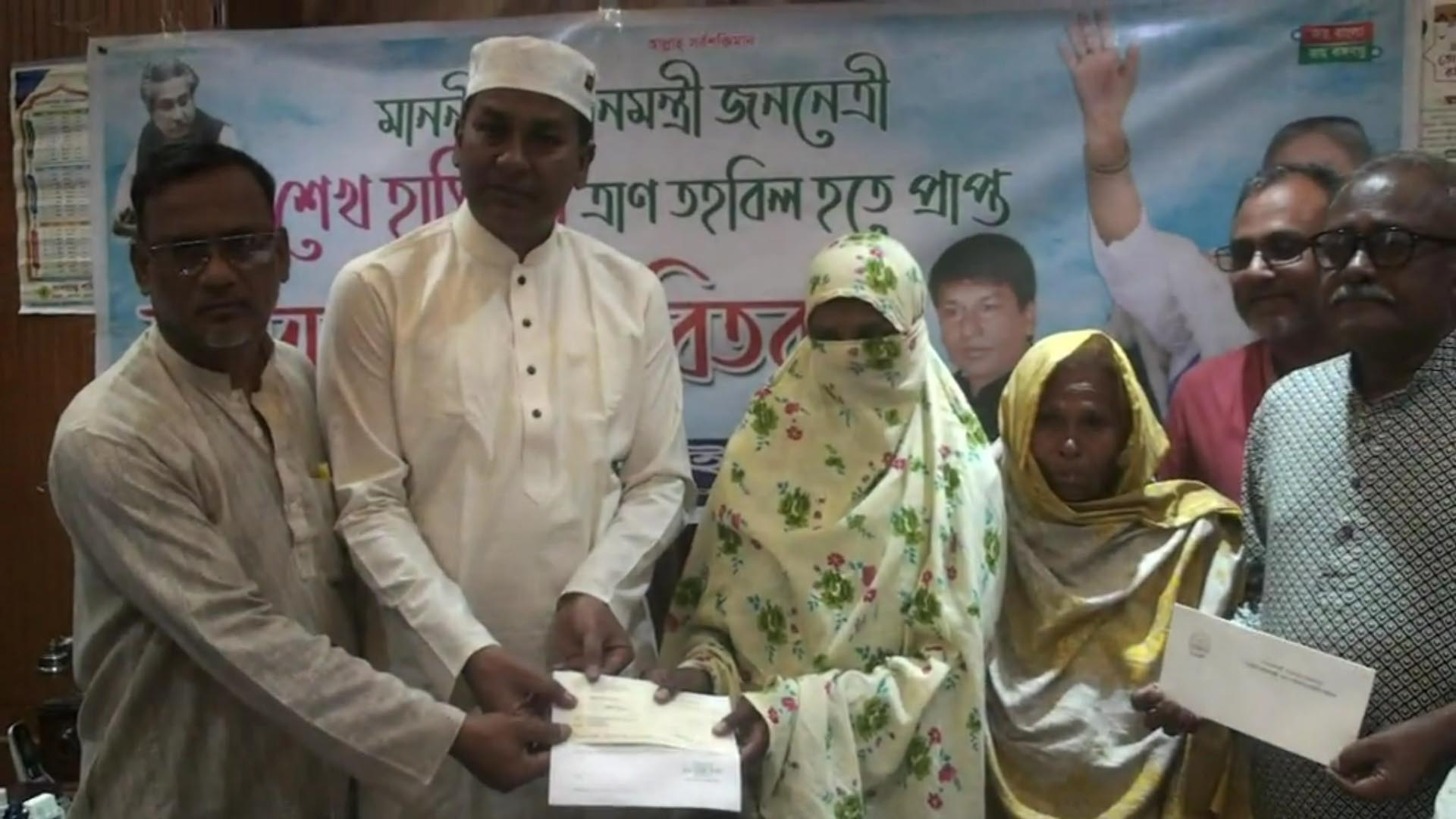 নাটোরে প্রধানমন্ত্রী’র ত্রাণ তহবিল হতে প্রাপ্ত অনুদানের চেক বিতরণ
