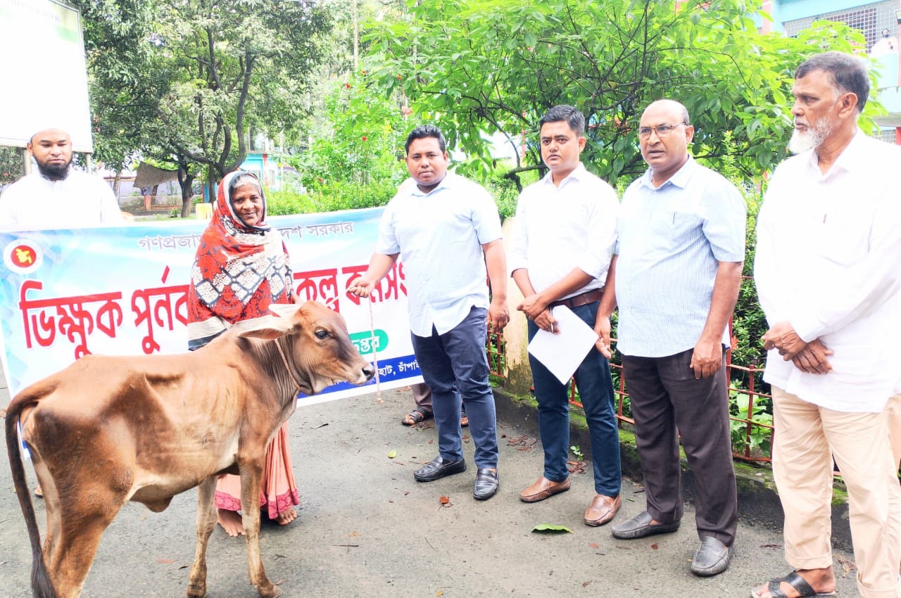ভোলাহাটে ভিক্ষুক পুনর্বাসনকল্পে ২০ জনকে গরু-ছাগল প্রদান