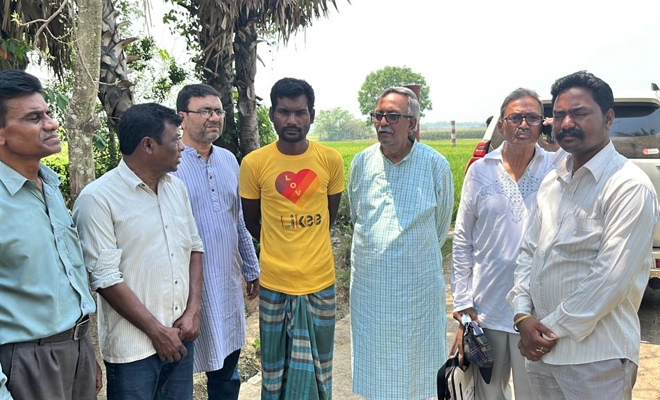 সেই কৃষক মুকুল সরেন পাশে ফজলে হোসেন বাদশা এমপি