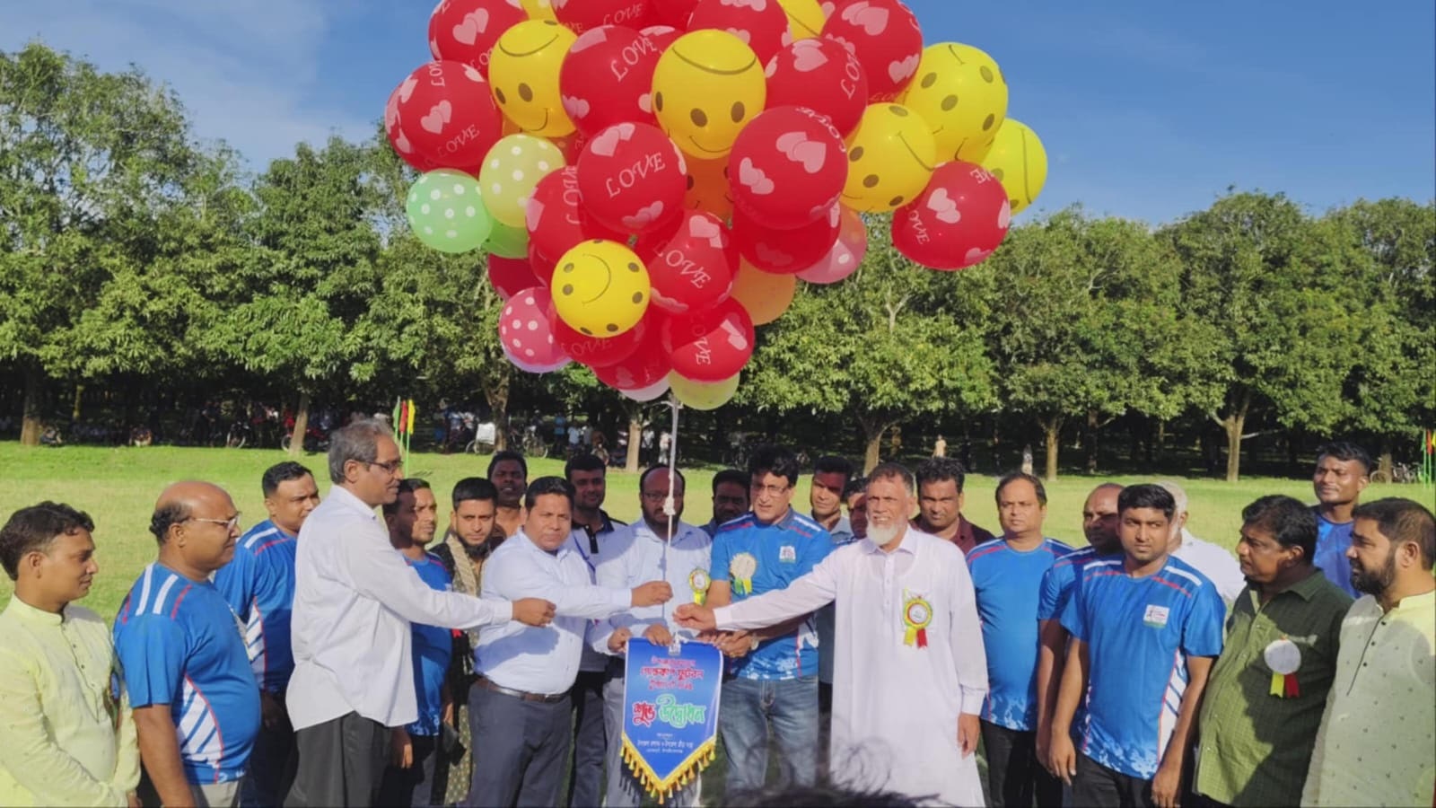 ভোলাহাটে উপজেলা প্রশাসন গোল্ডকাপ ফুটবল টূর্নামেন্টের উদ্বোধন