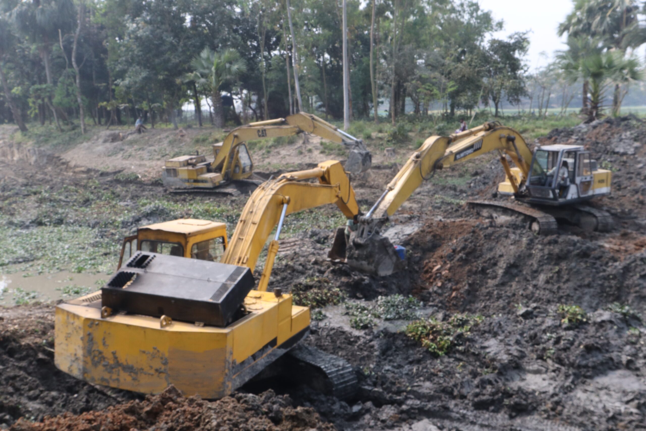 প্রশাসনকে বৃদ্ধাঙ্গুলি ॥ নওগাঁয় সরকারি খাল খননের মাটি অবৈধভাবে যাচ্ছে ইটভাটায়
