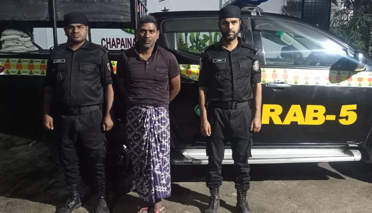 চাঁপাইনবাবগঞ্জে র‌্যাবের হাতে ফেন্সিডিলসহ মাদক কারবারী আটক