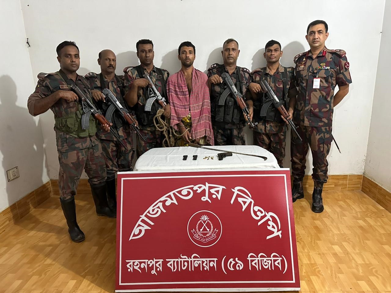 চাঁপাইনবাবগঞ্জে ৫৯ বিজিবি’র হাতে অস্ত্র-গুলি-ম্যাগজিনসহ আটক এক