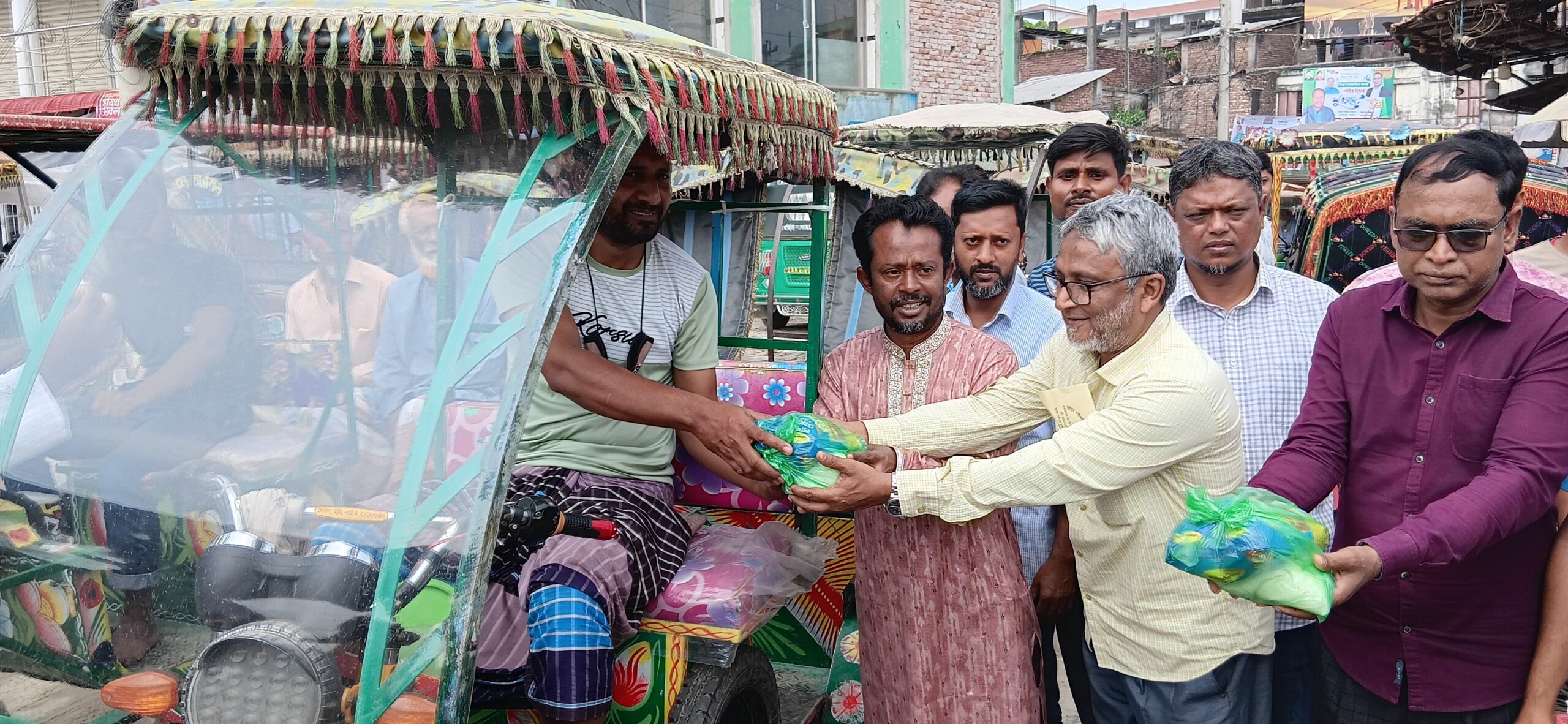 সিংড়ায় পথচারীদের মাঝে বিএনপি নেতার ঈদ সামগ্রী বিতরণ