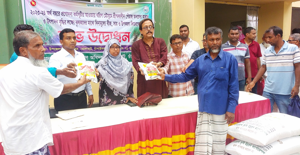 ভোলাহাটে প্রণোদনার বীজ ও সার পেল ৬৫০ জন কৃষক