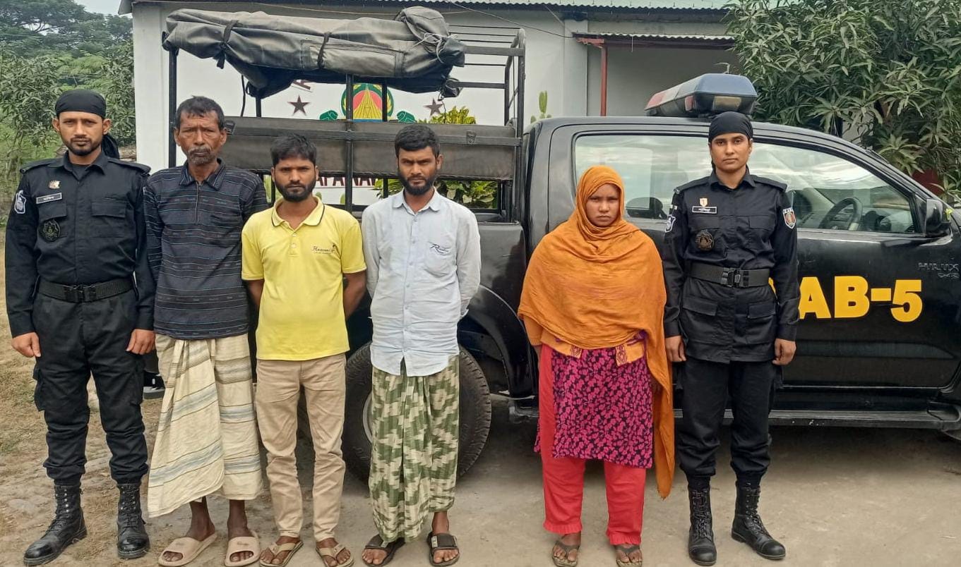 চাঁপাইনবাবগঞ্জে র‌্যাবের অভিযানে মাদকসহ আটক-৪